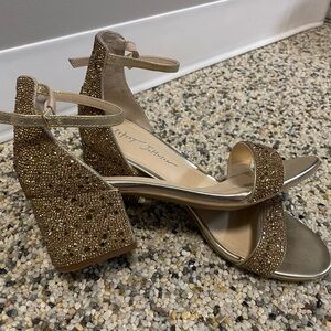 Blue by Betsey Johnson Hanna heeled sandal 2” open toe 8.5 gold rhinestone glass
